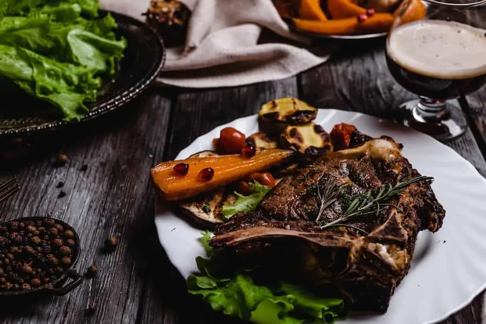 WM 2026 für Steakhouses, Burger-Joints und US-Style-Restaurants: Wie deine Karte mit der WM zusammenfällt – und welche 8 City-Specials dich von der Konkurrenz trennen