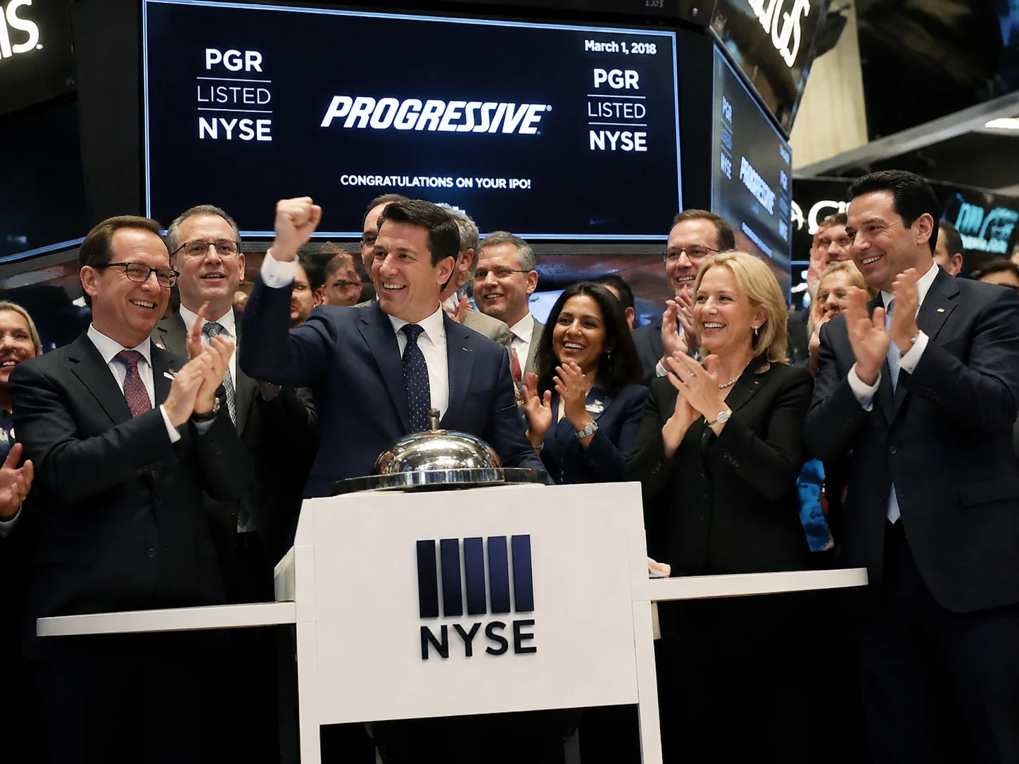 Cinematic-Foto vom New-York-Stock-Exchange-Trading-Floor während einer IPO-Bell-Ringing-Zeremonie, Executives in Anzügen, professioneller Photojournalismus-Stil