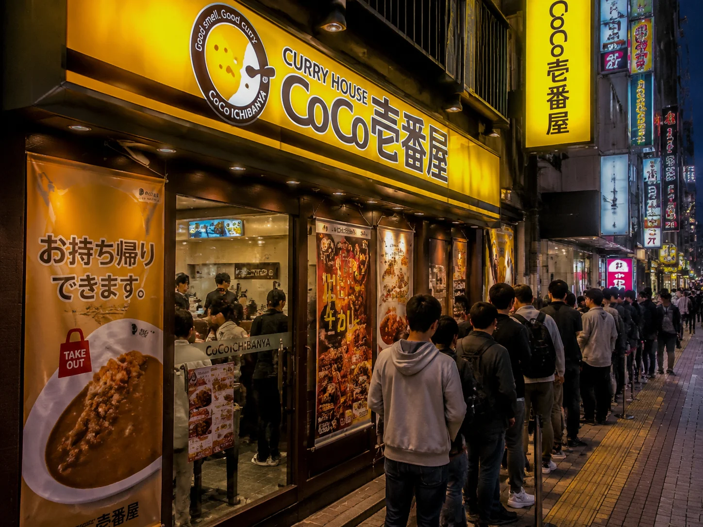 CoCo-Ichibanya-Storefront in Tokyo mit abendlicher Schlange