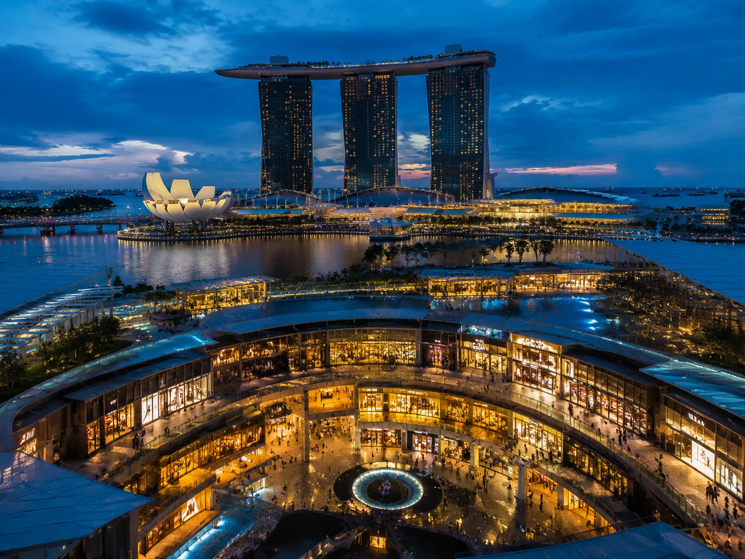 Singapore Marina Bay Sands Luxus-Shopping-Komplex bei Blue-Hour