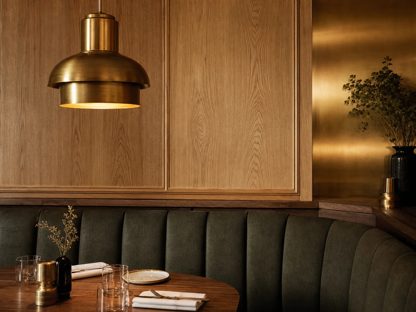 Integrierte Restaurant-Ecke mit Pendelleuchte, Bankett-Sitzbank und Material-Hierarchie aus Eiche, Messing und Stein