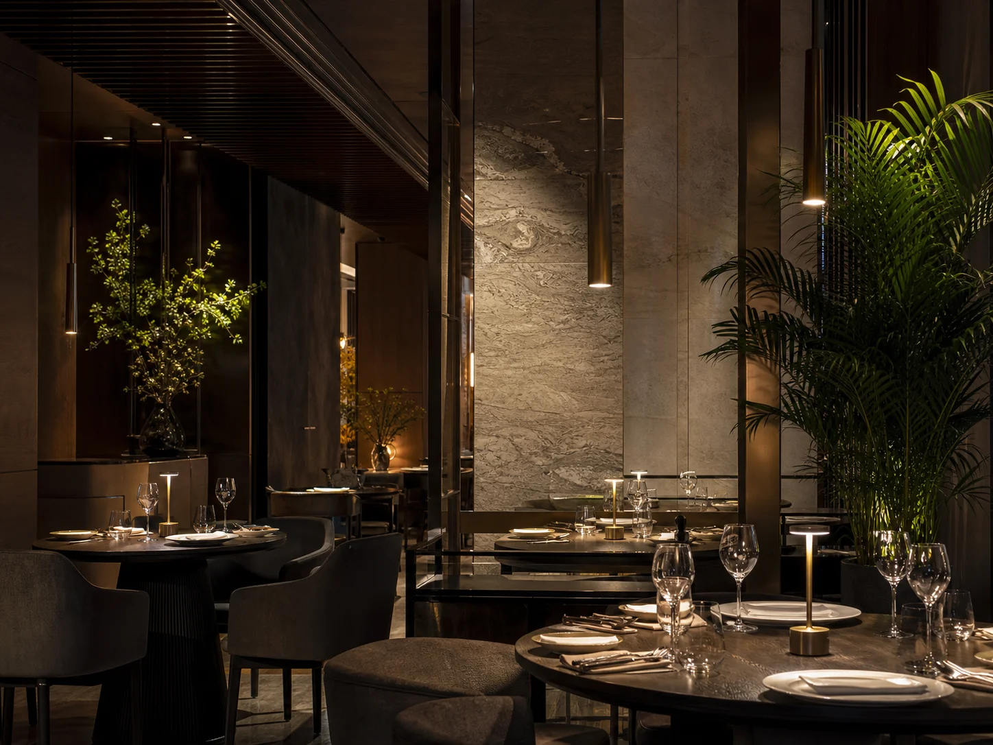 Upscale Hospitality-Dining-Room mit adaptiver warmer Pendelleuchte und Tisch-Spots, Stahl-Architektur-Details