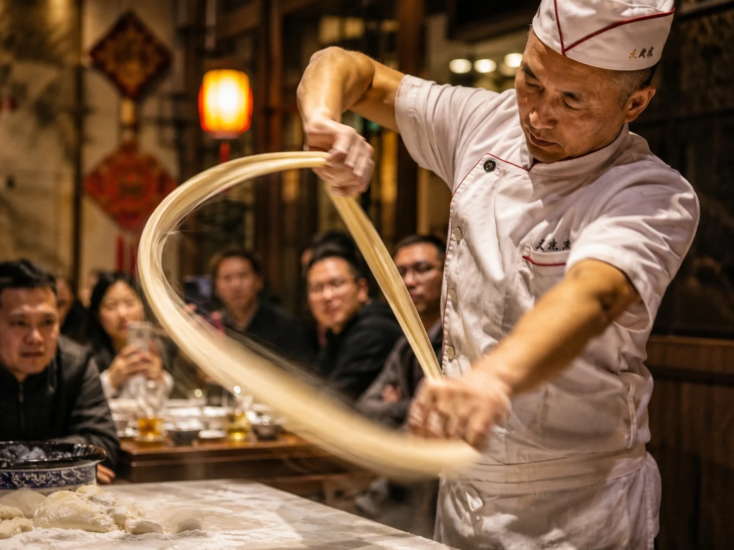 Koch performt Tableside-Noodle-Tanz mit langen handgezogenen Nudeln