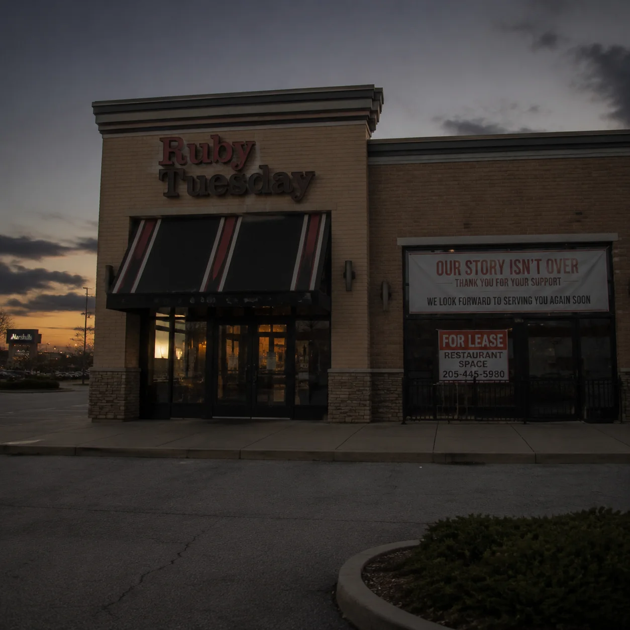 Amerikanisches Casual-Dining-Restaurant von außen bei Abenddämmerung mit gedämpfter rot-oranger Vintage-Beschilderung, Suburban-Shopping-Plaza-Kontext, melancholische Bankruptcy-Restructuring-Atmosphäre
