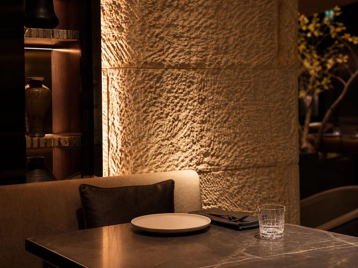 Foto-Spot-Ecke im Restaurant mit warmem Side-Washing-Wandlicht bei 2700 Kelvin und texturierter Backdrop