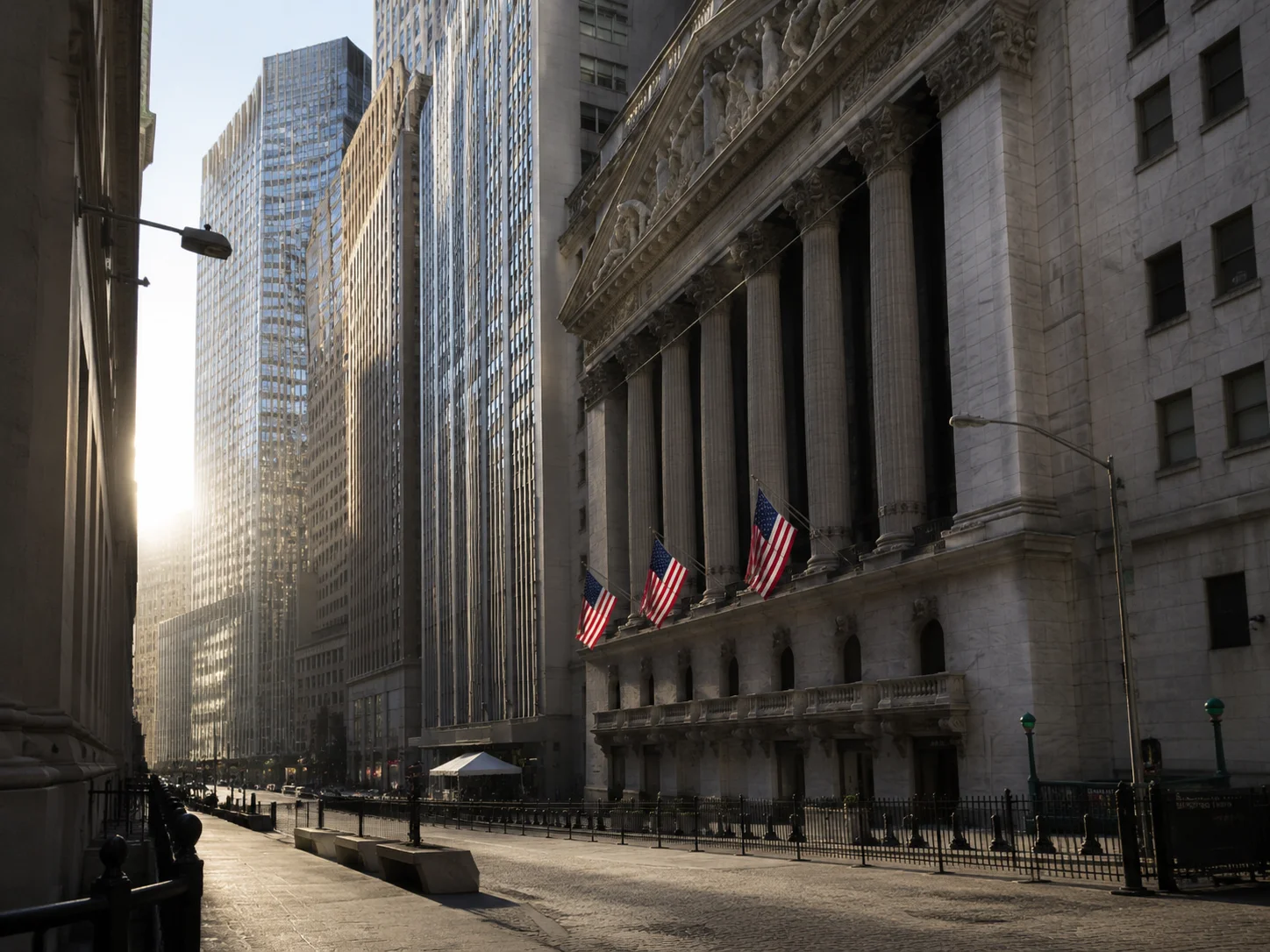 Cinematic-Aufnahme einer Wall-Street-Financial-District-Gebäude-Außenansicht bei Morgendämmerung mit gedämpfter Corporate-Beschilderung, Photojournalismus-Ästhetik
