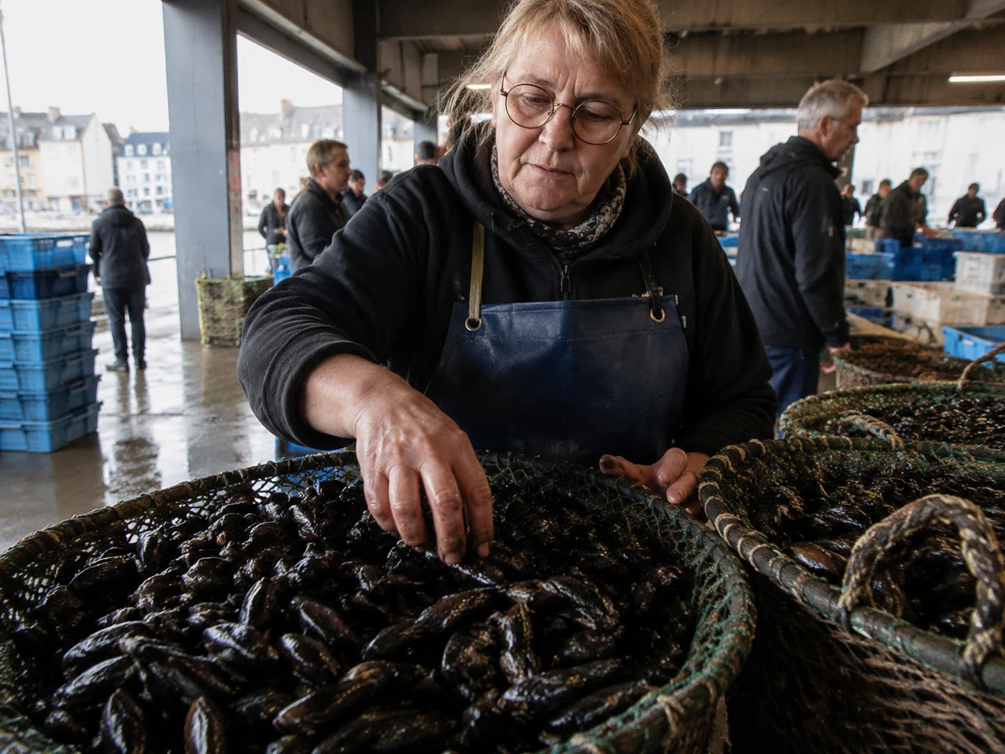 Cinematic-Aufnahme eines belgischen Fisch- und Meeresfrüchte-Marktes mit Muscheln in Körben, Tageslicht, dokumentarischer Stil