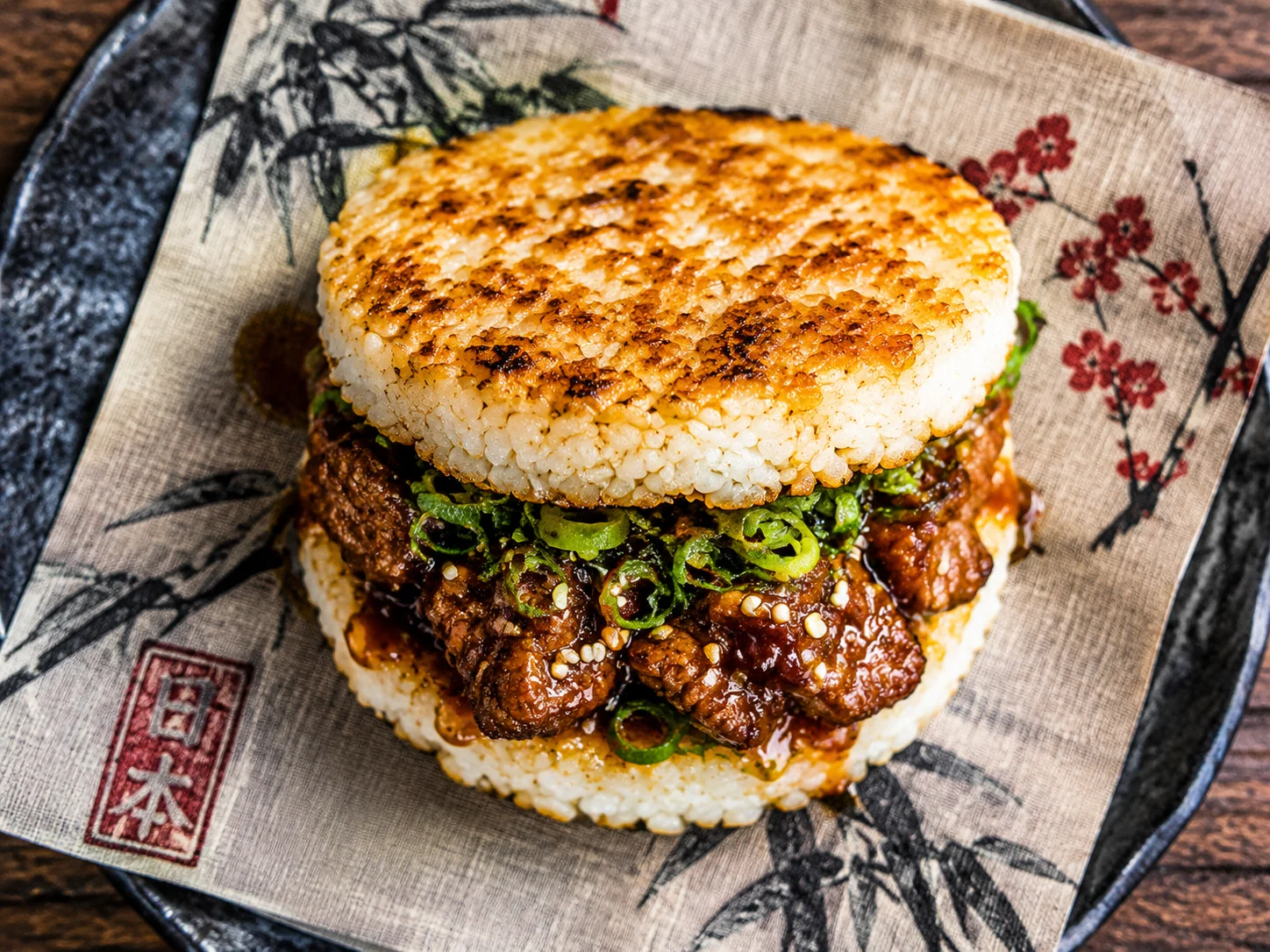 Japanischer Rice Burger von oben mit gepressten Reis-Patties als Außenschicht