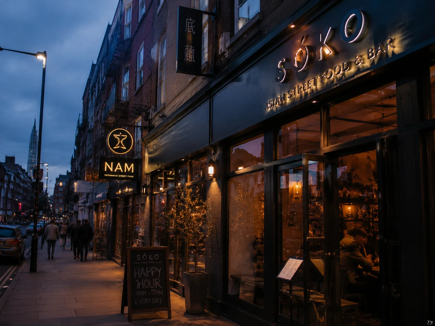 UK-Highstreet in Manchester mit mehreren Asian-Casual-Restaurant-Fassaden