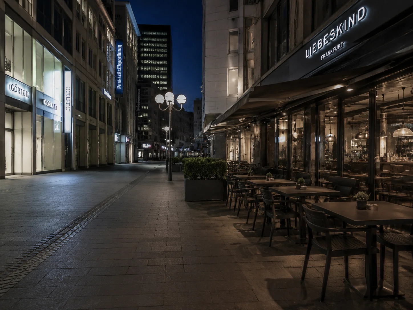 Leere moderne deutsche Einkaufsstraße mit vakanter Casual-Dining-Frontage