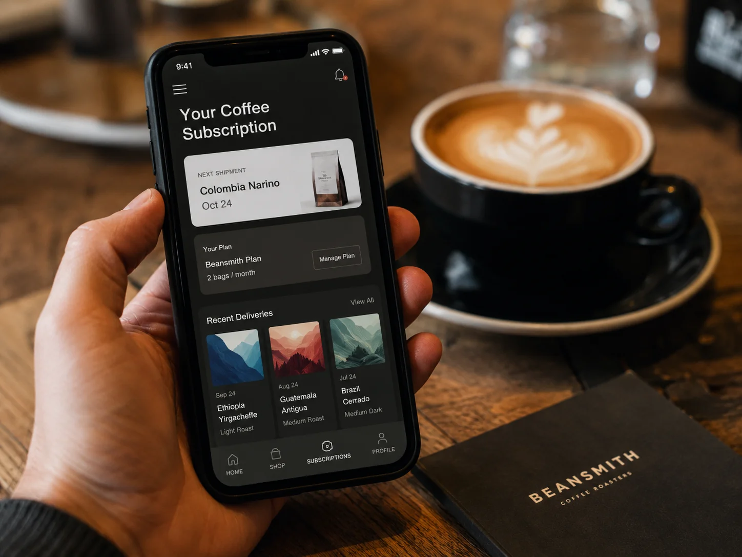 Smartphone, das eine Kaffee-Subscription-App-Oberfläche zeigt, vor einer Kaffeetasse auf einem Holz-Café-Tisch, flache Schärfentiefe