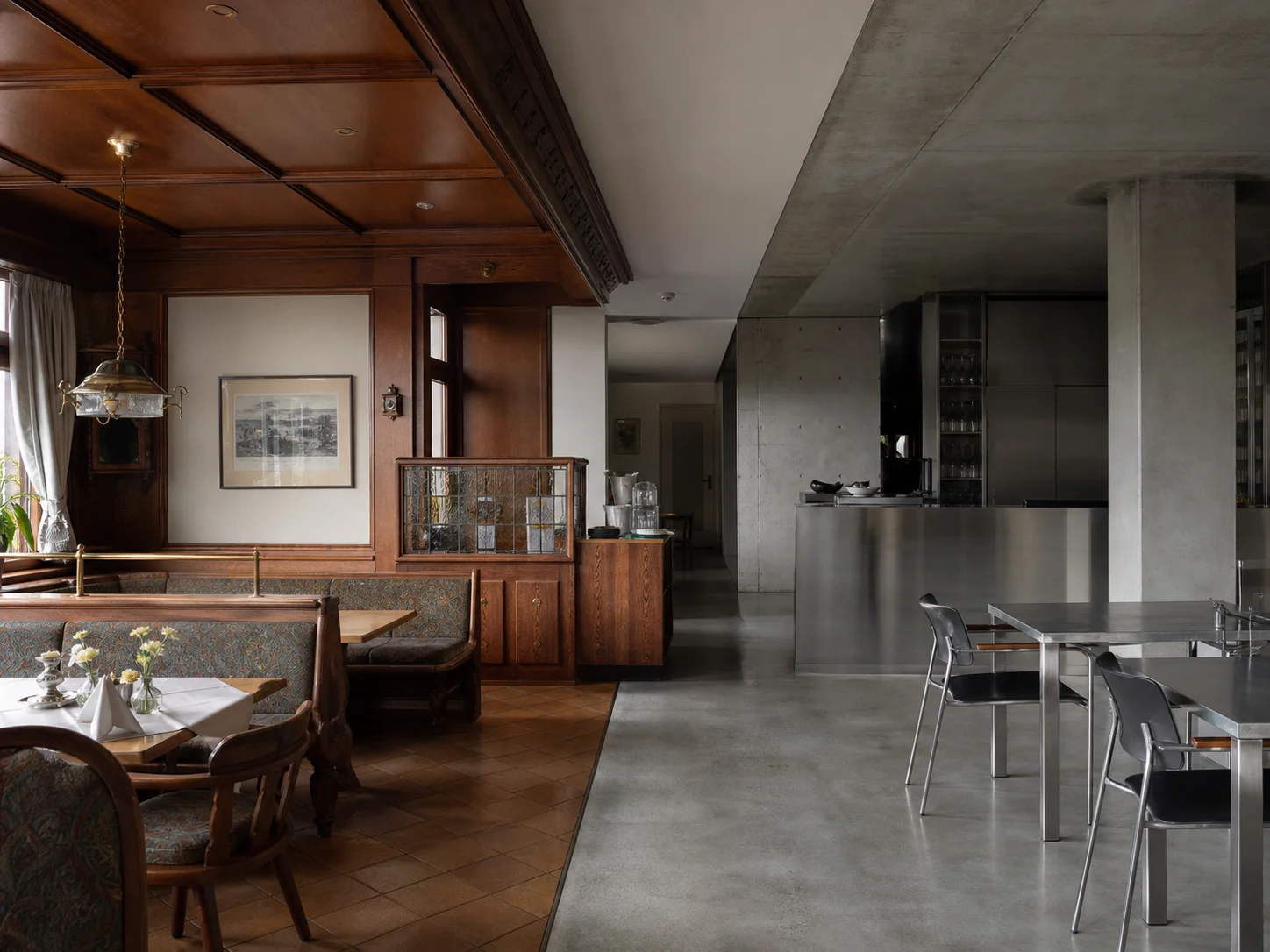 Restaurant-Innenraum zwischen zwei Design-Epochen – 1990er-Holzpaneele links, moderne minimalistische Konzeptlinie rechts