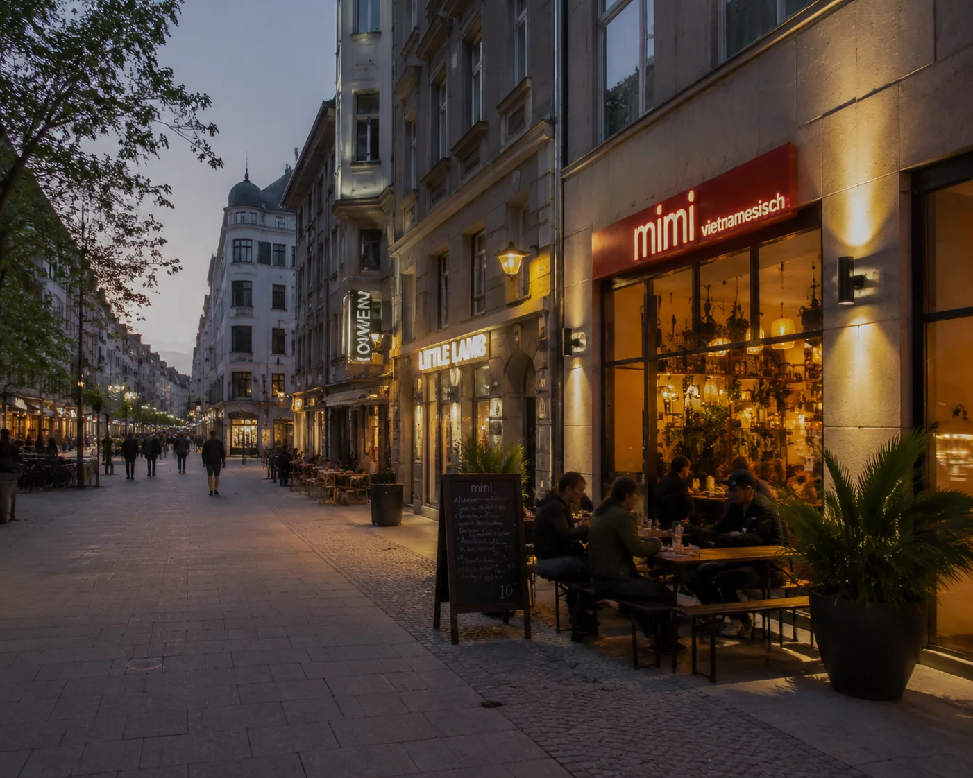 Berliner Fußgängerzone bei Dämmerung mit mehreren Restaurant-Fassaden