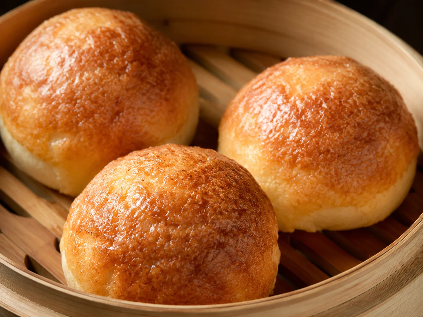Closeup der Signature Char-Siu-Bao mit knuspriger glänzender Zucker-Kruste
