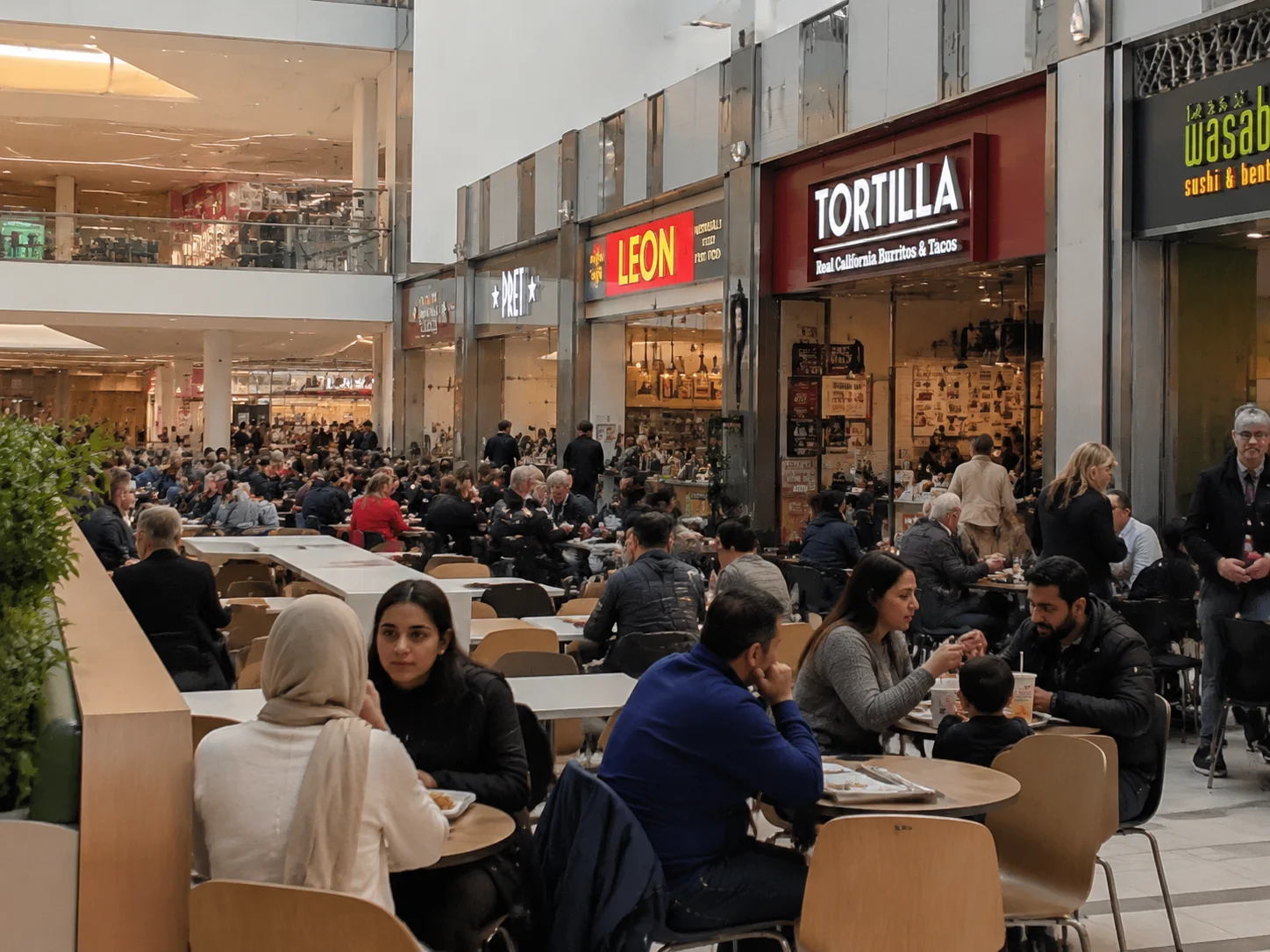 Modernes UK-Shopping-Mall-Food-Court bei Mittagessen mit Casual-Restaurant-Fassaden